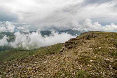 Rusya 'nın Karachay-Çerkesya Cumhuriyeti' ndeki Bermamyt Platosu 'nun panoramik manzarası