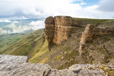 Rusya 'nın Karachay-Çerkesya Cumhuriyeti' ndeki Bermamyt Platosu 'nun panoramik manzarası