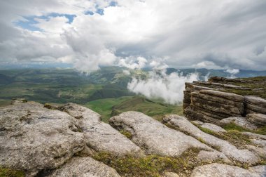Rusya 'nın Karachay-Çerkesya Cumhuriyeti' ndeki Bermamyt Platosu 'nun panoramik manzarası
