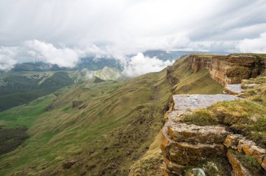 Rusya 'nın Karachay-Çerkesya Cumhuriyeti' ndeki Bermamyt Platosu 'nun panoramik manzarası