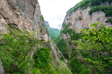 Kabardino-Balkaria, Rusya 'daki Kafkasya dağlarındaki Cherek Geçidi manzarası