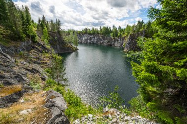 Ruskeala, Karelia, Rusya 'daki dağ parkındaki mermer kanyon.