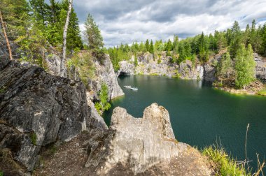 Ruskeala, Karelia, Rusya 'daki dağ parkındaki mermer kanyon.