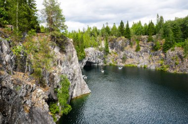 Ruskeala, Karelia, Rusya 'daki dağ parkındaki mermer kanyon.