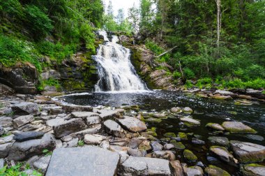Yukankoski şelalesi (Beyaz Köprüler olarak da bilinir) Kulismayoki nehrinde, Rusya, Karelia