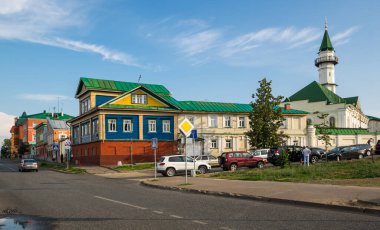 KAZAN, RUSSIA - 16 Temmuz 2018: Rusya 'nın Tataristan cumhuriyetinin başkenti Kazan' ın tarihi merkezinde sokak manzarası