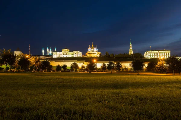 俄罗斯鞑靼斯坦共和国喀山日落时喀山克里姆林宫的全景 — 图库照片
