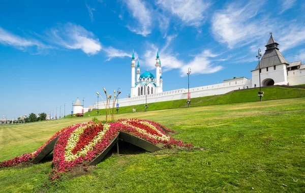 Kazan Kremlin 'in panoramik manzarası ve Kazan' daki Kul Şerif Camii, Tataristan, Rusya