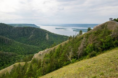 Rusya Samara bölgesindeki Zhiguli dağlarının panoramik manzarası