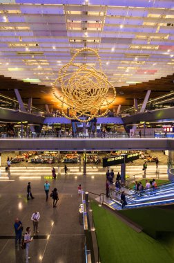 DOHA, Katar - 05 Eylül 2018: Hamad Uluslararası Havalimanı 2014 yılında Doha 'daki yeni uluslararası havaalanı olarak açıldı. Ulusal havayolu şirketi Katar Havayolları 'nın merkezidir.