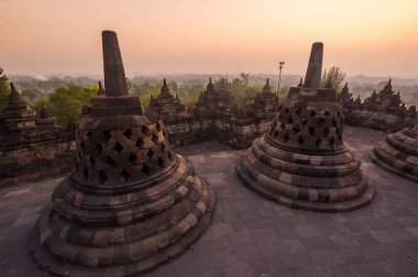 Borobudur, Endonezya 'nın başkenti Cava' da 9. yüzyıl Mahayana Budist tapınağıdır. Burası dünyanın en büyük Budist tapınağı..