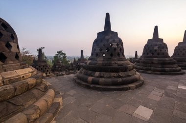 Borobudur, Endonezya 'nın başkenti Cava' da 9. yüzyıl Mahayana Budist tapınağıdır. Burası dünyanın en büyük Budist tapınağı..