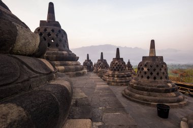 Borobudur, Endonezya 'nın başkenti Cava' da 9. yüzyıl Mahayana Budist tapınağıdır. Burası dünyanın en büyük Budist tapınağı..