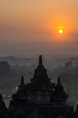 Borobudur, Endonezya 'nın başkenti Cava' da 9. yüzyıl Mahayana Budist tapınağıdır. Burası dünyanın en büyük Budist tapınağı..