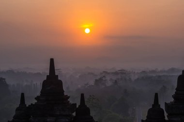 Borobudur, Endonezya 'nın başkenti Cava' da 9. yüzyıl Mahayana Budist tapınağıdır. Burası dünyanın en büyük Budist tapınağı..