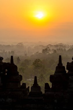 Borobudur, Endonezya 'nın başkenti Cava' da 9. yüzyıl Mahayana Budist tapınağıdır. Burası dünyanın en büyük Budist tapınağı..