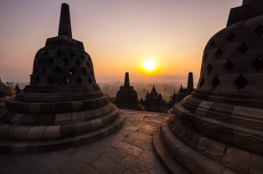 Borobudur, Endonezya 'nın başkenti Cava' da 9. yüzyıl Mahayana Budist tapınağıdır. Burası dünyanın en büyük Budist tapınağı..