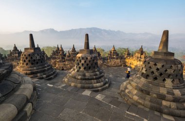 Borobudur, Endonezya 'nın başkenti Cava' da 9. yüzyıl Mahayana Budist tapınağıdır. Burası dünyanın en büyük Budist tapınağı..