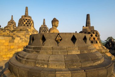 Borobudur, Endonezya 'nın başkenti Cava' da 9. yüzyıl Mahayana Budist tapınağıdır. Burası dünyanın en büyük Budist tapınağı..