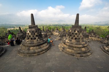 JAVA, INDONESIA - 09 EPTEMBER 2018: Borobudur, ya da Barabıdır, Endonezya 'nın orta kesimindeki Mahayana Budist tapınağıdır. Burası dünyanın en büyük Budist tapınağı..