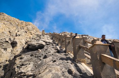 JAVA, INDONESIA - 11 Eylül 2018: Bromo Tengger Semeru Ulusal Parkı, Doğu Java, Endonezya 'da aktif bir volkan olan Bromo Dağı Merdiveni