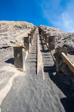 Bromo Dağı 'na giden merdiven, Bromo Tengger Semeru Ulusal Parkı' nda aktif bir volkan, Doğu Java, Endonezya