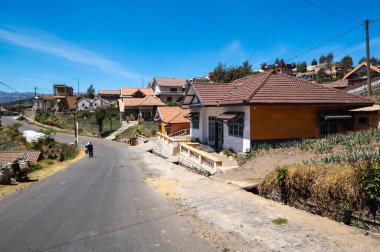 JAVA, INDONESIA - 12 SEPTEMBER 2018: Cemoro Lawang sokağı, Bromo Dağı 'nın (Doğu Java) çok küçük bir köyü, Endonezya