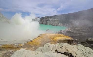 Doğu Java, Endonezya 'da turkuaz renkli asidik krater gölü olan Ijen volkanı.