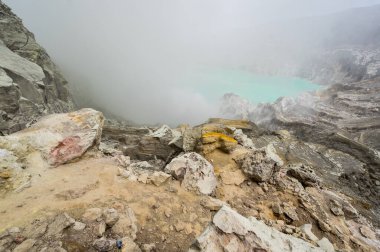 Doğu Java, Endonezya 'da turkuaz renkli asidik krater gölü olan Ijen volkanı.