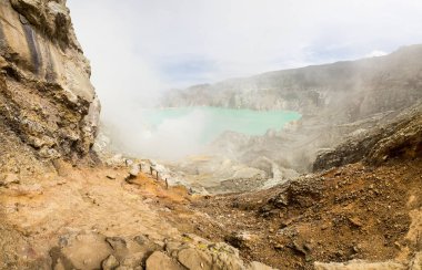 Doğu Java, Endonezya 'da turkuaz renkli asidik krater gölü olan Ijen volkanı.