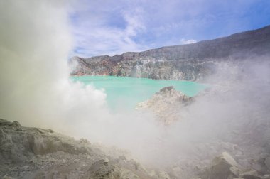 Doğu Java, Endonezya 'da turkuaz renkli asidik krater gölü olan Ijen volkanı.