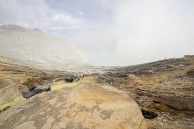 Doğu Java, Endonezya 'da turkuaz renkli asidik krater gölü olan Ijen volkanı.