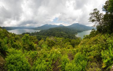 Endonezya Bali 'deki Tamblingan ve Danau Buyan dağlarının manzarası