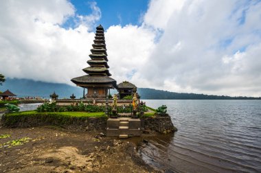 Tapınak kompleksi Pura Ulun Danu Beratan, veya Pura Bratan, Endonezya 'nın Bali kentindeki büyük bir Hindu Şii Şiva tapınağı.
