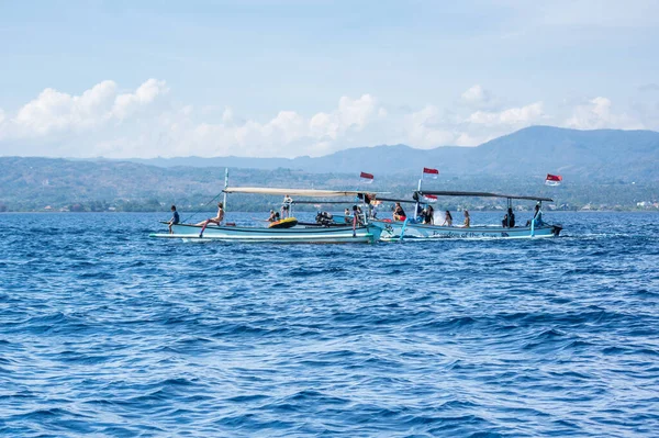 Bali Indonesia September 2018 Toeristen Zoek Naar Dolfijnen Vanaf Boten — Stockfoto