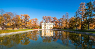 Rusya, Saint Petersburg yakınlarındaki Tsarskoe Selo 'daki Catherine parkındaki Bathhouse pavyonu.