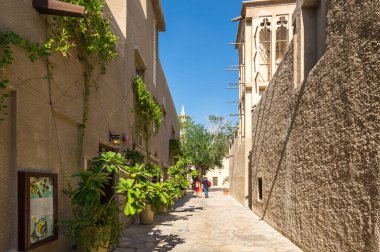 Al Fahidi 'nin tarihi bölgesinde geleneksel Arap caddesi, Al Bastakiya. Dubai, Birleşik Arap Emirlikleri