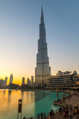DUBAI, BİRLİK ARAB EMIRATES - 04 Aralık 2018: Dubai 'deki Burj Halife ve Dubai Alışveriş Merkezi, Birleşik Arap Emirlikleri