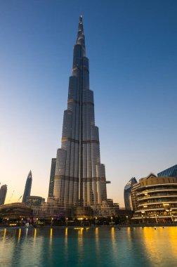 DUBAI, BİRLİK ARAB EMIRATES - 04 Aralık 2018: Dubai 'deki Burj Halife ve Dubai Alışveriş Merkezi, Birleşik Arap Emirlikleri