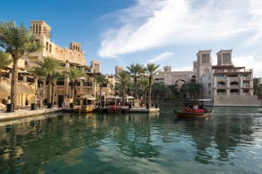 DUBAI, BİRLİK ARAB EMIRATES - 05 Aralık 2018: Madinat Jumeirah the Arab Resort - Dubai, Birleşik Arap Emirlikleri 'nde 5 yıldızlı bir tatil beldesi.