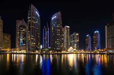 DUBAI, BİRLİK ARAB EMIRATES - 05 Aralık 2018: Dubai Marina 'nın gökdelenleri, Birleşik Arap Emirlikleri' nin Dubai şehrindeki yapay bir kanal şehri