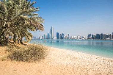 Abu Dabi 'nin merkezindeki gökdelenlerin manzarası, Birleşik Arap Emirlikleri