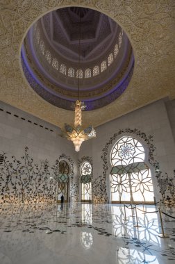 Birleşik Arap Emirlikleri 'nin başkenti Abu Dabi' deki Şeyh Zayed Büyük Camii 'nin içi.