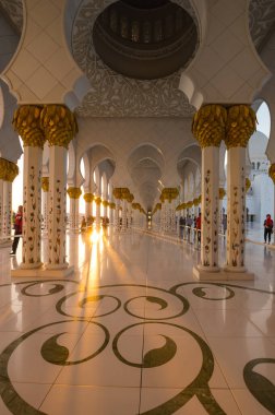 ABU DHABI, BİRLİK ARAB EMIRATES - 06 Aralık 2018: Birleşik Arap Emirlikleri 'nin başkenti Abu Dabi' deki Şeyh Zayed Büyük Camii. Ülkedeki en büyük camidir.