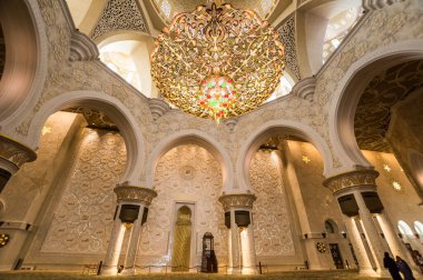 Birleşik Arap Emirlikleri 'nin başkenti Abu Dabi' deki Şeyh Zayed Büyük Camii 'nin içi.
