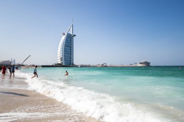 DUBAI, BİRLİK ARAB EMIRATES - 08 Aralık 2018: Dubai 'deki ünlü Seven Star Hotel Burj Al Arab, Birleşik Arap Emirlikleri' ndeki Jumeira plajından görüntü