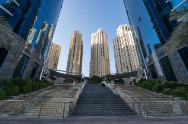 DUBAI, BİRLİK ARAB EMIRATES - 08 Aralık 2018: Dubai Marina 'nın gökdelenleri, Birleşik Arap Emirlikleri' nin Dubai şehrindeki yapay bir kanal şehri