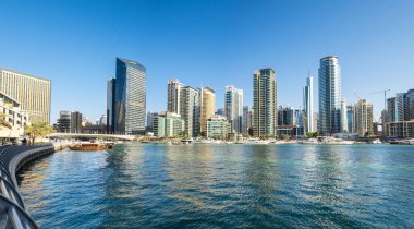 DUBAI, BİRLİK ARAB EMIRATES - 08 Aralık 2018: Dubai Marina 'nın gökdelenleri, Birleşik Arap Emirlikleri' nin Dubai şehrindeki yapay bir kanal şehri