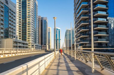 DUBAI, BİRLİK ARAB EMIRATES - 08 Aralık 2018: Dubai Marina 'nın gökdelenleri, Birleşik Arap Emirlikleri' nin Dubai şehrindeki yapay bir kanal şehri