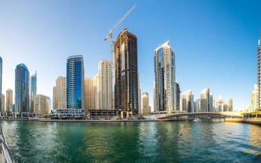DUBAI, BİRLİK ARAB EMIRATES - 08 Aralık 2018: Dubai Marina 'nın gökdelenleri, Birleşik Arap Emirlikleri' nin Dubai şehrindeki yapay bir kanal şehri